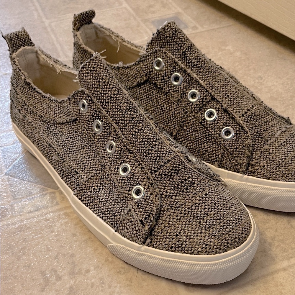 Corky Babalu Stylish Textured Sneakers with White Soles NWOT 7